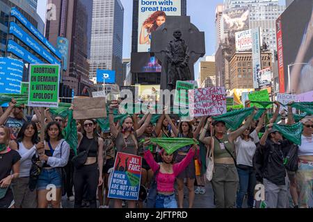 New York, United States. 04th July, 2022. Participants holding green bandanna, a symbol of abortion rights in Latin America, and placards as protesters gather in Times Square to protest against the Supreme Court's decision in the Dobbs v Jackson Women's Health case in the Manhattan borough of New York City. The Court's decision in the Dobbs v Jackson Women's Health case overturns the landmark 50-year-old Roe v Wade case, removing a federal right to an abortion. (Photo by Ron Adar/SOPA Images/Sipa USA) Credit: Sipa USA/Alamy Live News Stock Photo