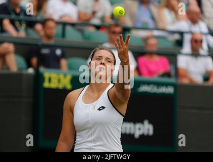 Wimbledon, UK, 5th July 2022, All England Lawn Tennis and Croquet Club, London, England; Wimbledon Tennis tournament; Jule Niemeier (GER) serves to Tatjana Maria (GER) Credit: Action Plus Sports Images/Alamy Live News Stock Photo