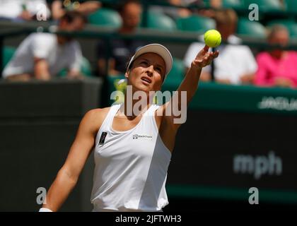 Wimbledon, UK, 5th July 2022, All England Lawn Tennis and Croquet Club, London, England; Wimbledon Tennis tournament; Tatjana Maria (GER) serves to Jule Niemeier (GER) Credit: Action Plus Sports Images/Alamy Live News Stock Photo