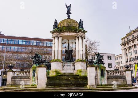 Queen Victoria Monument is a large neo-Baroque or Beaux-Arts monument built over the former site of Liverpool Castle at Derby Square in Liverpool, Mer Stock Photo