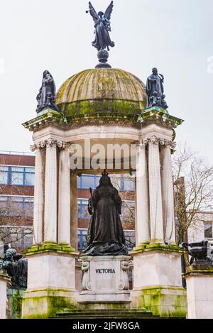 Queen Victoria Monument is a large neo-Baroque or Beaux-Arts monument built over the former site of Liverpool Castle at Derby Square in Liverpool, Mer Stock Photo