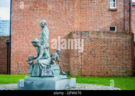The Emigrants. A bronze sculpture by Mark De Graffenried. This statue of a young family commemorates migration from Liverpool to the new world. A trib Stock Photo