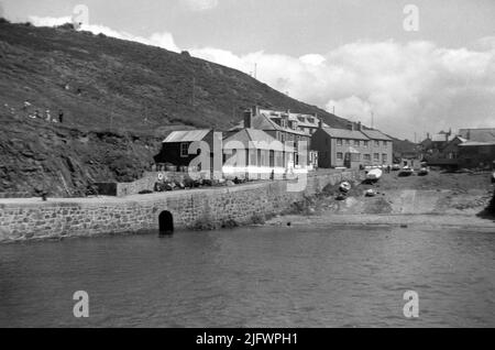 1939, historical, coastal bay and harbour at Mullion, Cornwall, England, UK. Situated on the Lizard peninusla, the village is one of most picturesque in West Cornwall and its cove, built in the 1890s, has remained virtually unchanged since this picture was taken in the late 1930s. Stock Photo