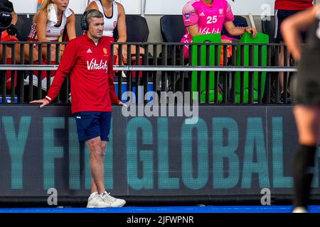 AMSTELVEEN, NETHERLANDS - JULY 5: Head Coach David Ralph of England during the FIH Hockey Women's World Cup 2022 match between New Zealand and England at the Wagener Hockey Stadium on July 5, 2022 in Amstelveen, Netherlands (Photo by Patrick Goosen/Orange Pictures) Stock Photo