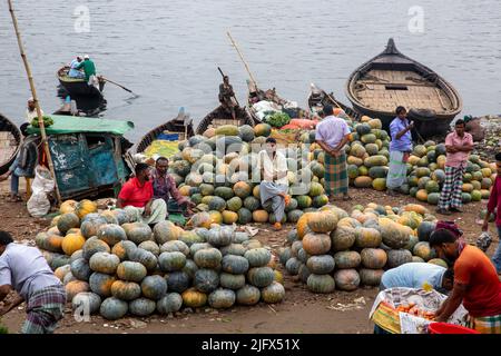 Vegetables market on the bank of Buriganga River in Old Dhaka, Bangladesh Stock Photo