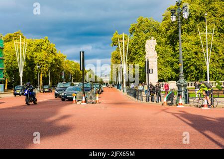 The Mall is a road in the City of Westminster, central London, between Buckingham Palace at its western end and Trafalgar Square via Admiralty Arch to Stock Photo