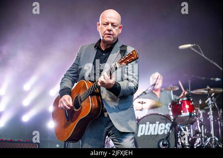 Manchester, UK. 05th July 2022. Black Francis, Joey Santiago, David Lovering and Paz Lenchantint of the band Pixies perform at Manchester's Castlefield Bowl as part of Sounds Of The City . 2022-07-05. Credit:  Gary Mather/Alamy Live News Stock Photo