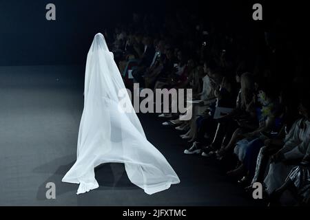 Paris, France. 05th July, 2022. A model walks on the runway at the Stephane Rolland fashion show during Fall Winter 2022-2023 Haute Couture Fashion Show, Paris on July 5 2022. (Photo by Jonas Gustavsson/Sipa USA) Credit: Sipa USA/Alamy Live News Stock Photo