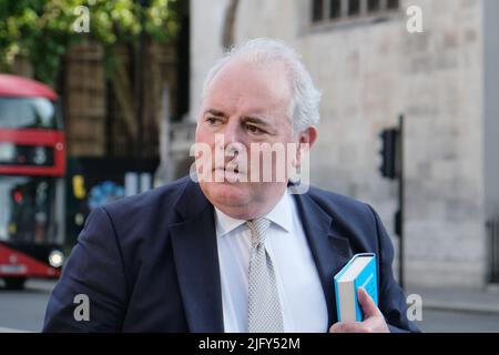 London, UK, 5th July, 2022. Richard Bacon, Conservative MP for South Norfolk leaves the Parliamentary complex after shock resignations of two cabinet members, chancellor Rishi Sunak and health secretary Sajid Javid. Credit: Eleventh Hour Photography/Alamy Live News Stock Photo