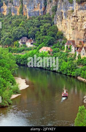 gabare on Dordogne river, La Roque Cageac, Dordogne,  Nouvelle Aquitaine, France Stock Photo