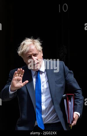 London, UK.  6 July 2022.  Boris Johnson, Prime Minister, leaves 10 Downing Street for Prime Minister’s Questions (PMQs) at the House of Commons, the day after Rishi Sunak and Sajid Javid resigned as Chancellor of the Exchequer and Health Secretary respectively. Credit: Stephen Chung / Alamy Live News Stock Photo