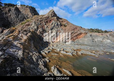 Small Promontory Triangle Point is a small promontory of overturned Middle Devonian ...