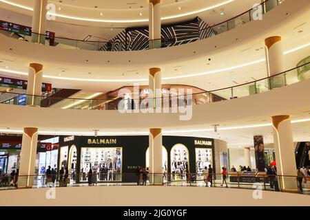 Shopping,, Dubai Mall, Mode, atemberaubend,  Einkaufszentrum, umwerfende  Architektur u. Luxus,  Fashion Geschäften mit Spaß und Freude beim Shoppen Stock Photo