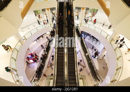 Rolltreppen, Dubai Mall, Mode, atemberaubend,  Einkaufszentrum, umwerfende  Architektur u. Luxus,  Fashion Geschäften mit Spaß und Freude beim Shoppen Stock Photo