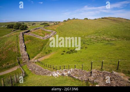 Hadrian’s Wall and Milecastle 42 from the summit of the Whin Sill rock face at Cawfields Quarry, Northumberland, England Stock Photo