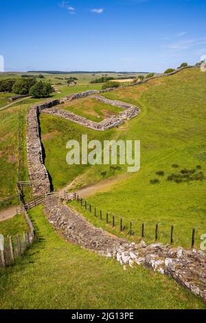 Hadrian’s Wall and Milecastle 42 from the summit of the Whin Sill rock face at Cawfields Quarry, Northumberland, England Stock Photo