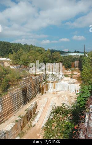 Worlds largest marble pit mine in Tate north Georgia still with another 500 years supply, cutters and such at work. Open to twice a year tours Stock Photo