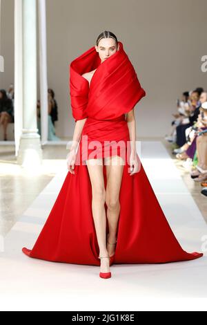 Paris, France. 6th July, 2022. A model presents a creation from the Fall/Winter 2022-2023 Haute Couture collection of Elie Saab during the Paris Fashion Week in Paris, France, on July 6, 2022. Credit: Piero Biasion/Xinhua/Alamy Live News Stock Photo