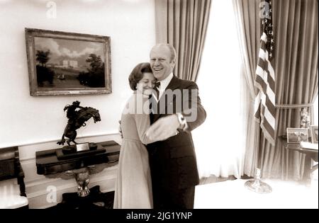 President and Mrs. Ford hug each other in the Oval Office. December 6, 1974. Stock Photo