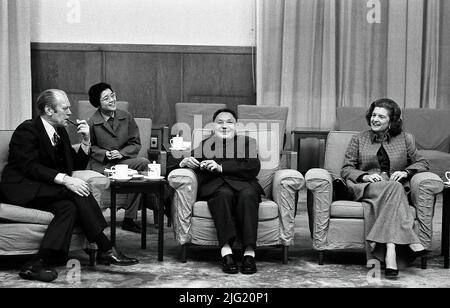 President and Mrs. Ford, Vice Premier Deng Xiao Ping, and Deng’s interpreter have a cordial chat during an informal meeting in Peking, China. December 3, 1975. Stock Photo