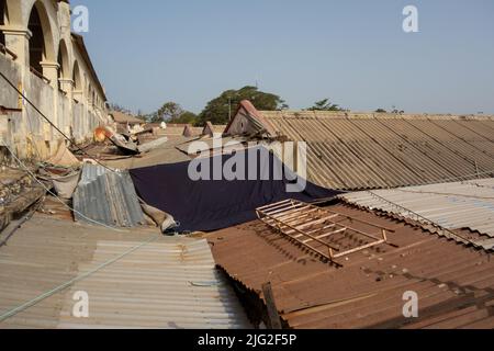 BANJUL, THE GAMBIA - FEBRUARY 10, 2022 Albert Market tin roof with cloth cover Stock Photo