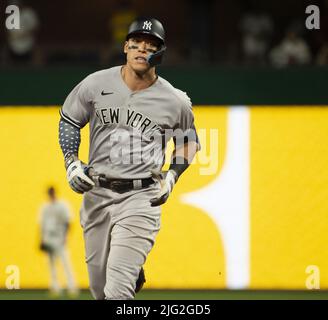 New York Yankees outfielder Aaron Judge's height brought into perspective  in picture next to Pittsburgh Pirates shortstop Oneil Cruz - ESPN