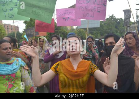 Lahore, Punjab, Pakistan. 6th July, 2022. Pakistani transgender community shouting slogans during protest against torchers by Punjab police outside press club in Provincial Capital city Lahore. Credit: ZUMA Press, Inc./Alamy Live News Stock Photo