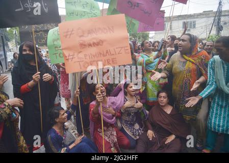 Lahore, Punjab, Pakistan. 6th July, 2022. Pakistani transgender community shouting slogans during protest against torchers by Punjab police outside press club in Provincial Capital city Lahore. Credit: ZUMA Press, Inc./Alamy Live News Stock Photo