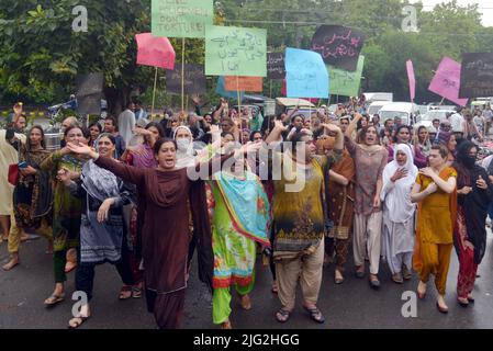 Lahore, Punjab, Pakistan. 6th July, 2022. Pakistani transgender community shouting slogans during protest against torchers by Punjab police outside press club in Provincial Capital city Lahore. Credit: ZUMA Press, Inc./Alamy Live News Stock Photo