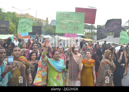 Lahore, Punjab, Pakistan. 6th July, 2022. Pakistani transgender community shouting slogans during protest against torchers by Punjab police outside press club in Provincial Capital city Lahore. Credit: ZUMA Press, Inc./Alamy Live News Stock Photo