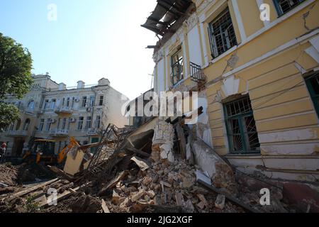 Non Exclusive: KHARKIV, UKRAINE - JULY 6, 2022 - An administrative building ruined by a Russian missile attack is pictured in central Kharkiv, northea Stock Photo