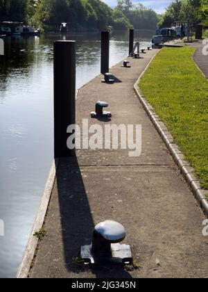 Close-up of mooring post by Abingdon lock gates on a fine summer morning; these scenic locks are on the River Thames just upstream of Abingdon's famou Stock Photo