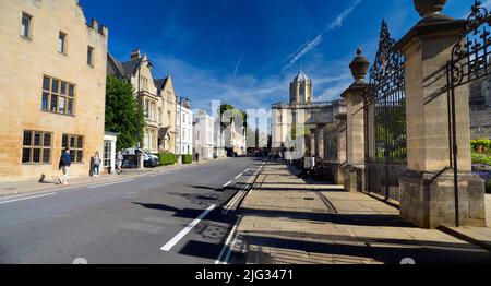 This is St Aldate's. Formerly known as Fish Street (nice) this main road runs from Oxford Ring Road and Abingdon into the heart of Oxford.If you're wo Stock Photo