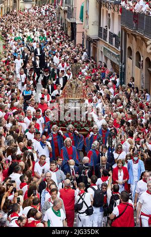 Pamplona, Spain. 07th July, 2022. People attend the San Fermin procession during the traditional San Fermin festivities in Pamplona, Spain, 07 July 2022. The festival, known locally as Sanfermines, is held annually from July 6 to 14 in commemoration of the patron saint of the city. Hundreds of thousands of visitors from all over the world attend the festival. Many of them physically participate in the most prominent event, the bullfight or encierro, where they try to escape from the bulls along a route through the narrow streets of the old city. Credit: ZUMA Press, Inc./Alamy Live News Stock Photo