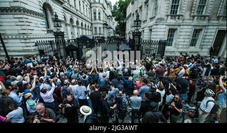 London, UK. 7th July, 2022. Large crowds gathered outside Downing Street today as Boris Johnson gave his resignation as Tory leader in an address outside No 10 Downing Street Credit: Paul Quezada-Neiman/Alamy Live News Stock Photo