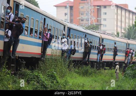 Passengers travel on a crowded train due to the fuel crisis in Colombo Sri Lanka on July 5, 2022. Many people are traveling to work using public transport services as gas prices are high. (Photo by Saman Abesiriwardana/Pacific Press/Sipa USA) Stock Photo