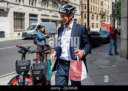London, UK.  7 July 2022.  Jeremy Hunt MP for South West Surrey exits a Pret a Manger in Westminster at lunchtime.  Earlier Boris Johnson, Prime Minister made a statement outside 10 Downing Street resigning as leader of the Conservative party.  Jeremy Hunt is reportedly one of the potential new leadership candidates.  Credit: Stephen Chung / Alamy Live News Stock Photo