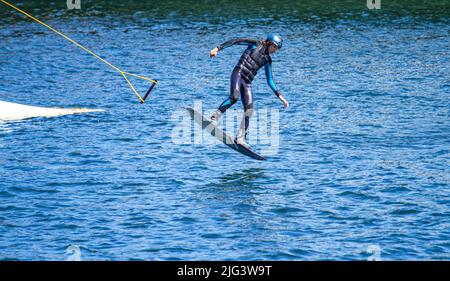 Dundee, Tayside, Scotland, UK. 7th July, 2022. UK Weather: The hottest day of the year in Dundee with temperatures reaching 24°C across North East Scotland. Wakeboarders from Wild Shore Water sports activities enjoy a warm sunny July day wakeboarding on a rail at Dundee's City Quay's West Victoria Dock. Credit: Dundee Photographics/17�Թ����� Live News Stock Photo