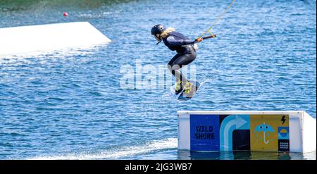 Dundee, Tayside, Scotland, UK. 7th July, 2022. UK Weather: The hottest day of the year in Dundee with temperatures reaching 24°C across North East Scotland. Wakeboarders from Wild Shore Water sports activities enjoy a warm sunny July day wakeboarding on a rail at Dundee's City Quay's West Victoria Dock. Credit: Dundee Photographics/17�Թ����� Live News Stock Photo