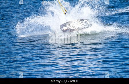 Dundee, Tayside, Scotland, UK. 7th July, 2022. UK Weather: The hottest day of the year in Dundee with temperatures reaching 24°C across North East Scotland. Wakeboarders from Wild Shore Water sports activities enjoy a warm sunny July day wakeboarding on a rail at Dundee's City Quay's West Victoria Dock. Credit: Dundee Photographics/17�Թ����� Live News Stock Photo