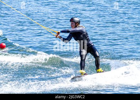 Dundee, Tayside, Scotland, UK. 7th July, 2022. UK Weather: The hottest day of the year in Dundee with temperatures reaching 24°C across North East Scotland. Wakeboarders from Wild Shore Water sports activities enjoy a warm sunny July day wakeboarding on a rail at Dundee's City Quay's West Victoria Dock. Credit: Dundee Photographics/17�Թ����� Live News Stock Photo
