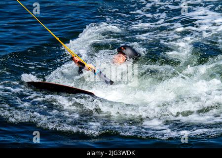 Dundee, Tayside, Scotland, UK. 7th July, 2022. UK Weather: The hottest day of the year in Dundee with temperatures reaching 24°C across North East Scotland. Wakeboarders from Wild Shore Water sports activities enjoy a warm sunny July day wakeboarding on a rail at Dundee's City Quay's West Victoria Dock. Credit: Dundee Photographics/17�Թ����� Live News Stock Photo