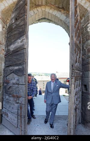 The Prince of Wales officially open Hay Castle by pushing open the oldest gate in situ in the UK in Hay-on-Wye, Powys, Wales. Picture date: Thursday July 7, 2022. Stock Photo