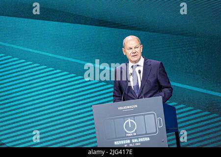 Salzgitter, Germany. 07th July, 2022. German Chancellor Olaf Scholz (SPD) speaks at an event to mark the start of construction of the Volkswagen battery cell factory for e-vehicles in Salzgitter. The site of the existing engine plant is to be expanded to include its own cell production. Credit: Moritz Frankenberg/dpa/Alamy Live News Stock Photo