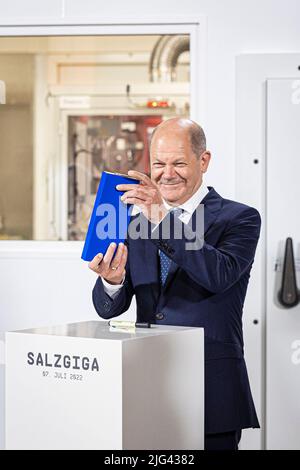 Salzgitter, Germany. 07th July, 2022. German Chancellor Olaf Scholz (SPD) stands at an event to mark the start of construction of Volkswagen's battery cell factory for e-vehicles in Salzgitter with a battery cell he had previously signed. The site of the existing engine plant is to be expanded to include its own cell production. Credit: Moritz Frankenberg/dpa/Alamy Live News Stock Photo