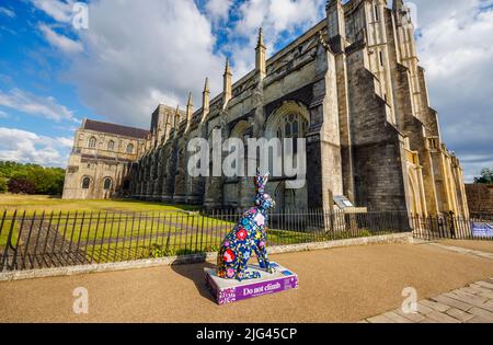 'Flora & The Midnight Garden', a sculpture by Marnie Maurri in the Hares of Hampshire summer public art trail event by Winchester Cathedral Stock Photo