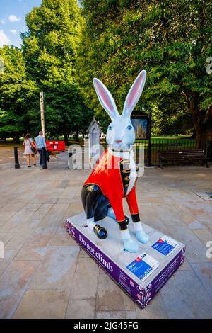 'H R Hare', a sculpture by Amanda Quellin in the Hares of Hampshire summer public art trail event by Winchester City Museum, The Square, Winchester Stock Photo