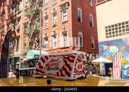 People wait in line up to three hours baking in the sun to enter the H&M Hotel Hennes brand activation in the Freeman Hotel on the Lower East Side in New York on Saturday, June 25, 2022.  (© Richard B. Levine) Stock Photo