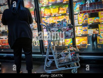 Shopping in a supermarket in New York on Thursday, June 30, 2022. Prices for goods rose 6.3% in May from the previous year. (© Richard B. Levine) Stock Photo