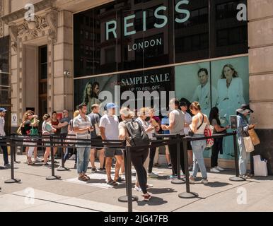 Shoppers line up for bargains outside 260 Sample Sale for the sample sale of Reiss, both menswear and womenswear, in NoMad in New York on Tuesday, June 28, 2022  (© Richard B. Levine) Stock Photo